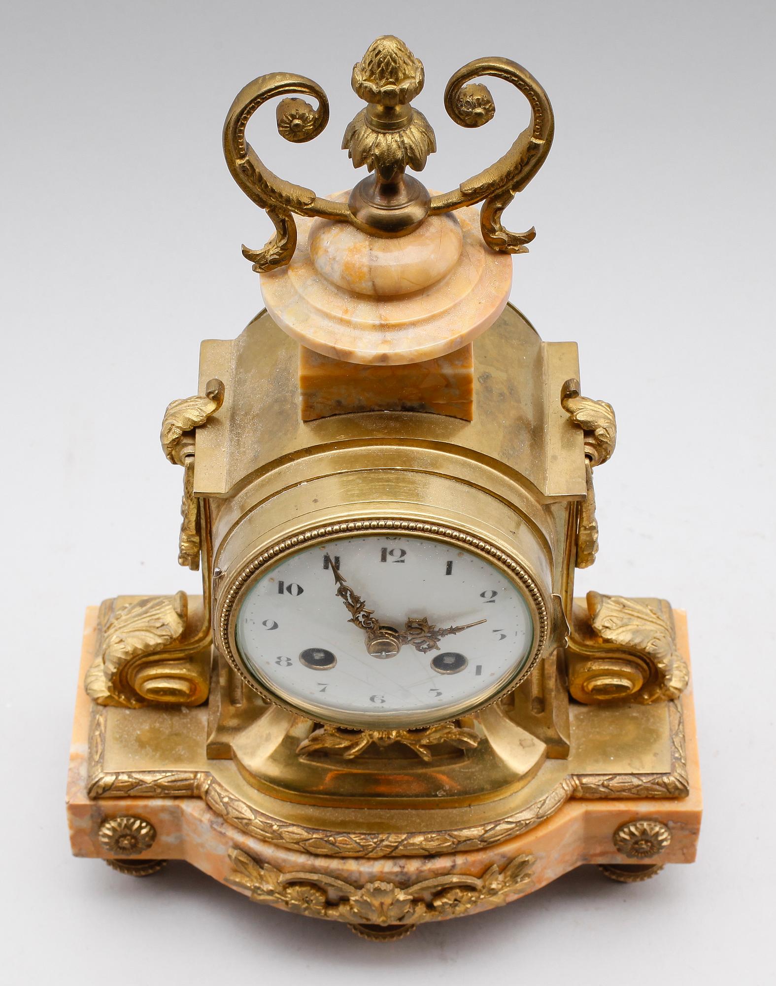 BORDSPENDYL, förgylld mässing och marmor, Frankrike, 1900-talets första hälft.