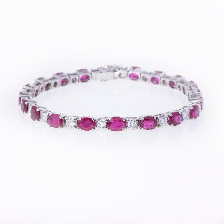 ARMBAND, 18K vitt guld, rubiner, briljantslipade diamanter. Österrike. Vikt ca 18,9 g.