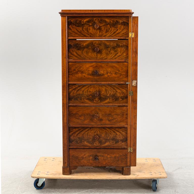 A walnut veneered tallboy dresser, end of the 19th Century.