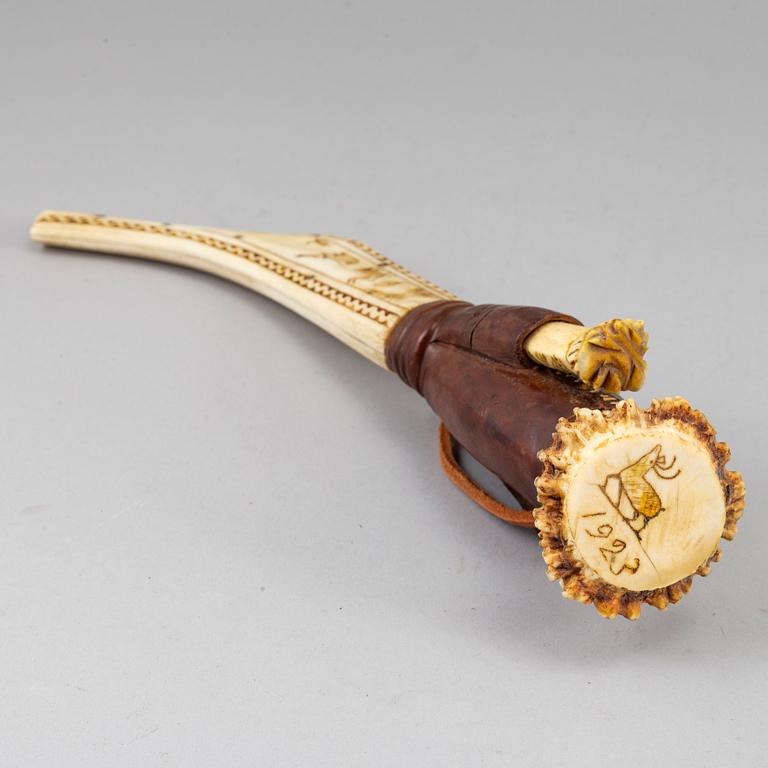 A double Sami reindeer horn knife, dated 1923.