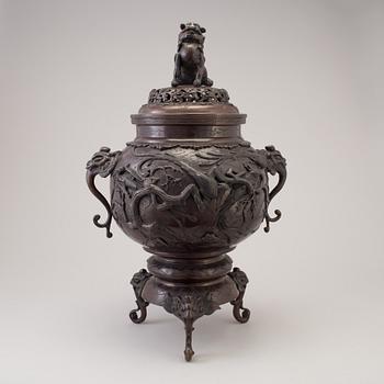 A massive Japanese bronze incense burner on tripod with cover, Meiji Meiji (1868-1912).