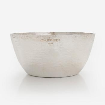 Tapio Wirkkala, malja ja pikareita 2 kpl, sterlinghopeaa, Kultakeskus Hämeenlinna, 1970, 1974 ja 1979.