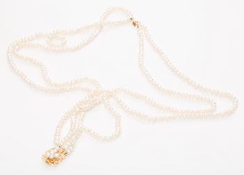 PÄRLCOLLIER, odlade sötvattenspärlor, lås i 14K guld med diamanter.