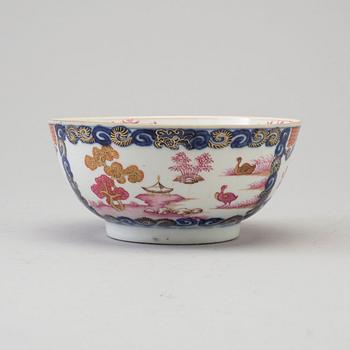 A Chinese Export porcelain bowl, Qing dynasty, Qianlong (1736-95).