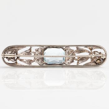 A 14K white gold brooch with diamonds ca 0.32 ct int total and an aquamarine. Moscow 20th century.