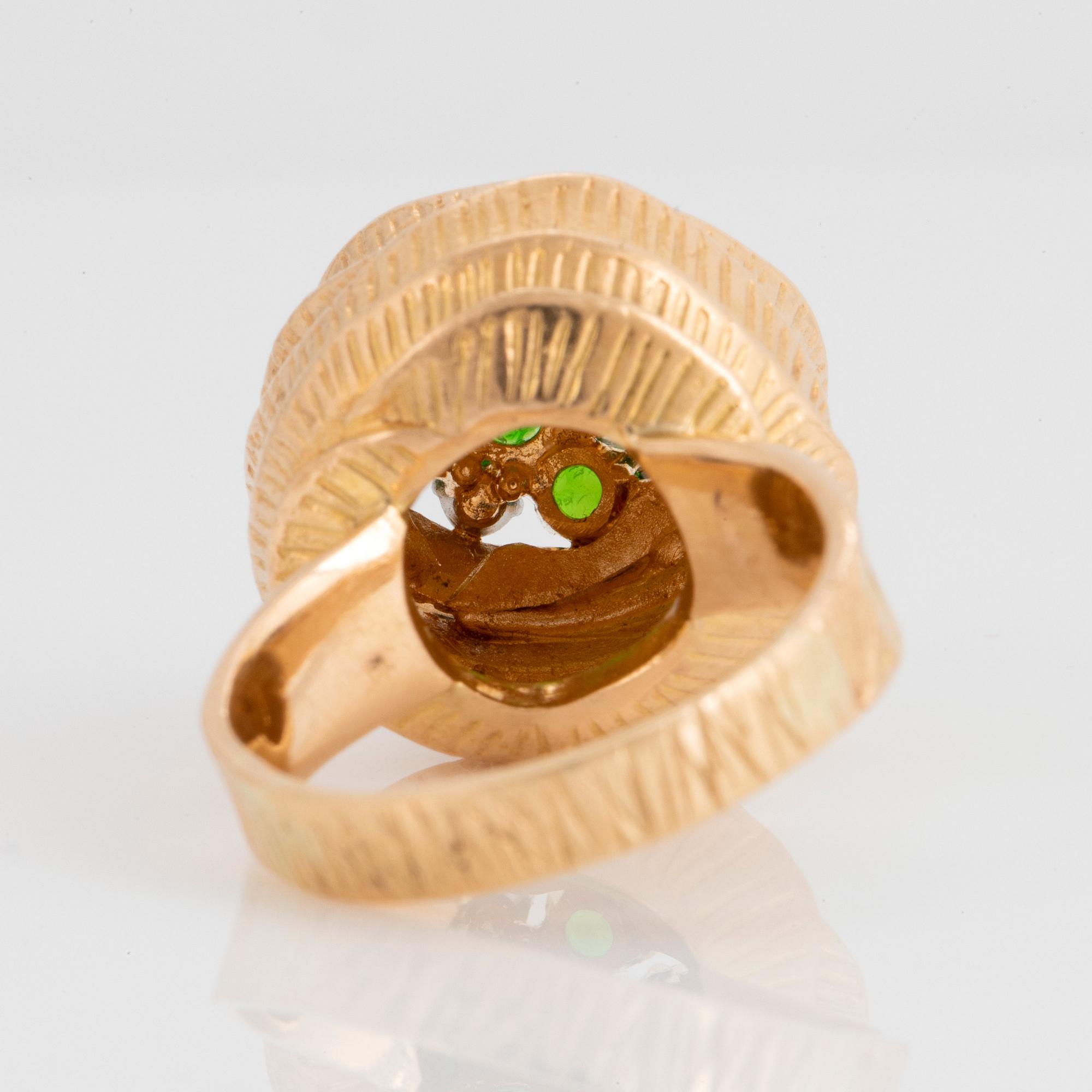 WA Bolin ring 18K guld med demantoidgranater och runda briljantslipade diamanter.