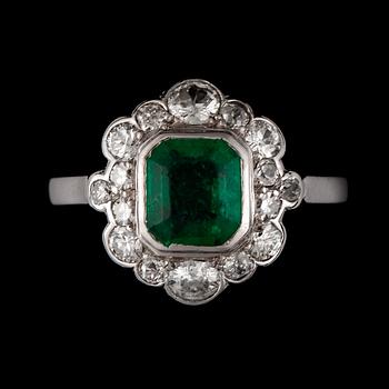 106. An emerald and diamond ring. Diamanter totalt ca 0.75 ct.