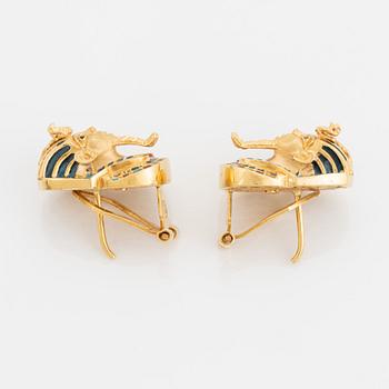 Ett par örhängen, egyptiskt motiv, 18K guld och emalj.