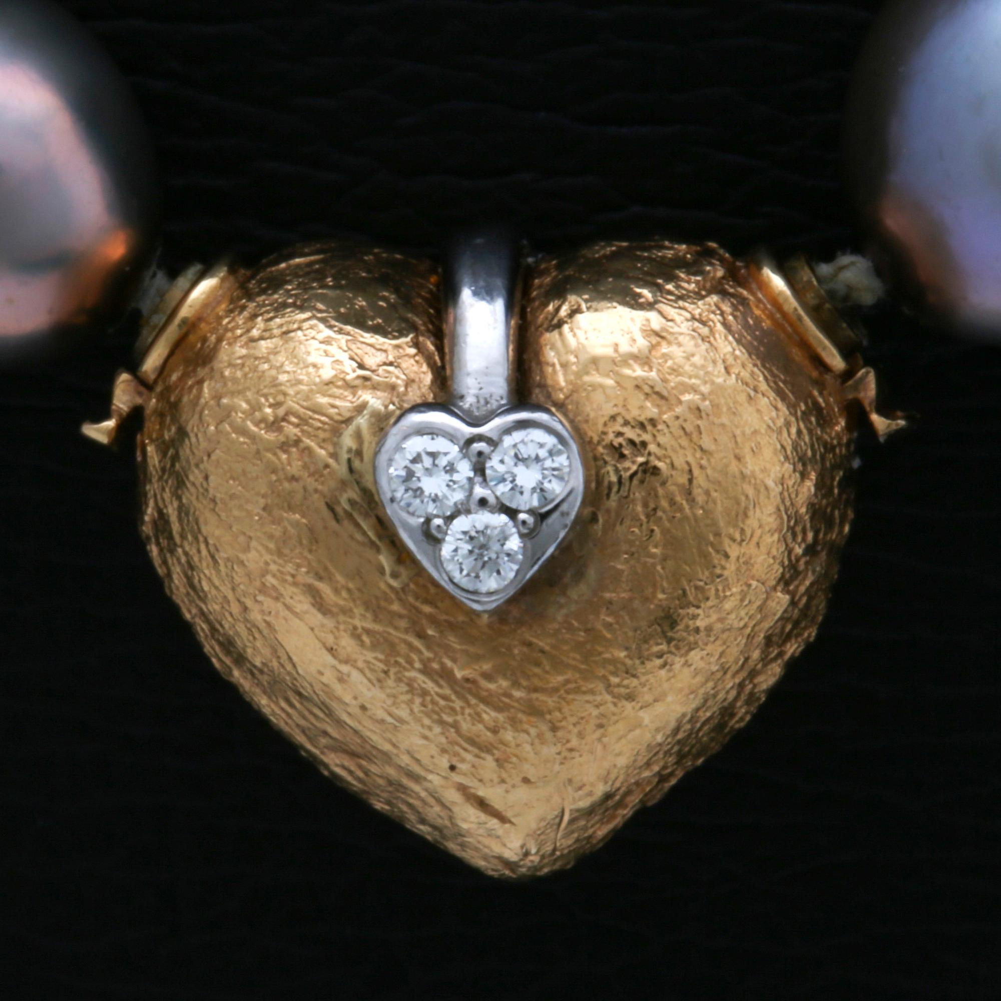 Necklace grey freshwater-pearls approx 8 mm, clasp 18k gold with 3 brilliant-cut diamonds.