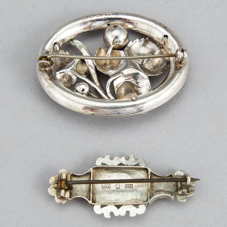 BROSCHER, silver, 2 st, C Thulin, Landskrona, 1844 samt LG Landgren, Enköping, 1867. Tot vikt 13 gram.