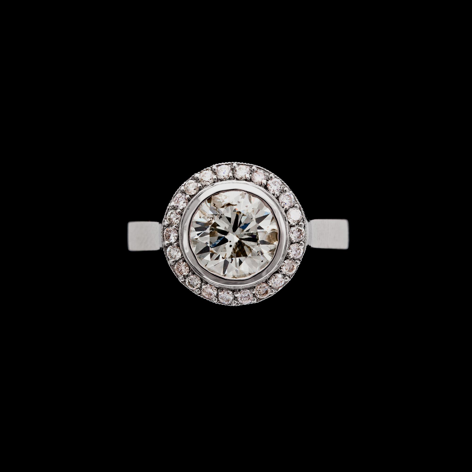 RING, briljantslipad diamant, ca 2.20 ct, samt briljantslipade diamanter, tot. ca 0.40 ct.