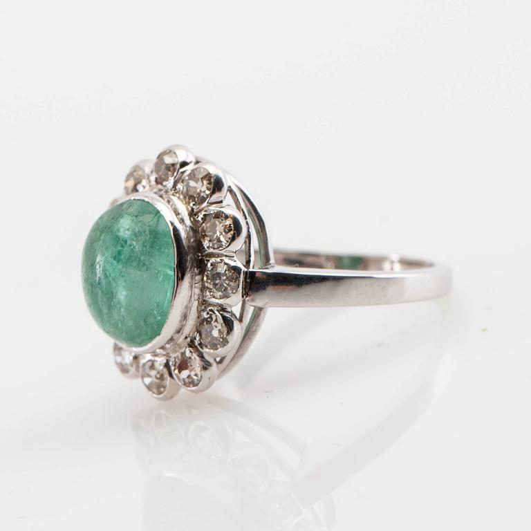 Ring, 18K vitguld med smaragd och diamanter.