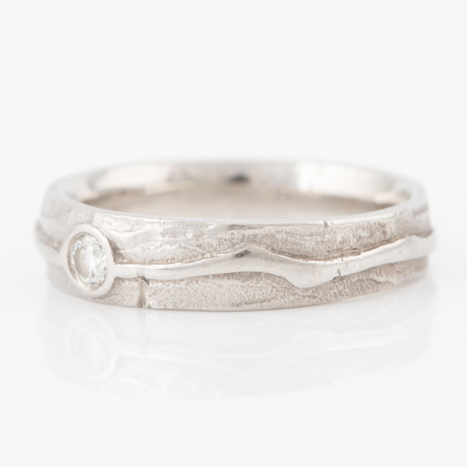 Ring platina med en briljantslipad diamant.