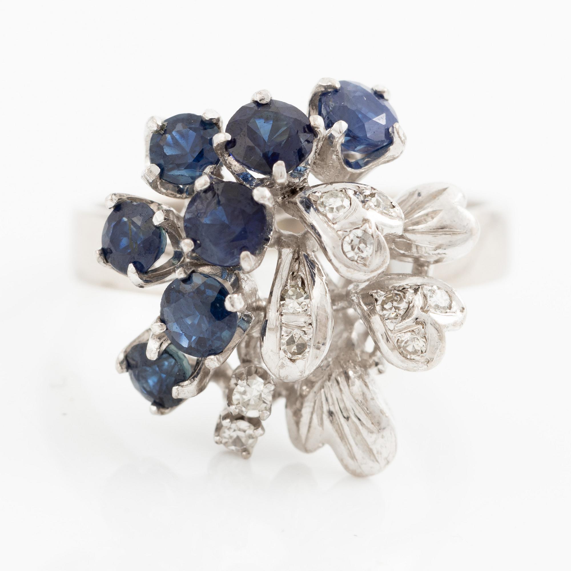 Ring, 18K white gold set with octagon-cut diamonds and sapphires.