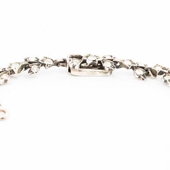 COLLIER samt ett par ÖRHÄNGEN, paste, ametister, silver, troligen 1900-talets första hälft, originaletui.
