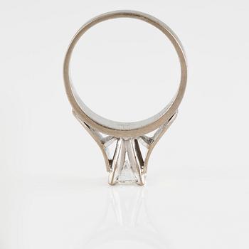 RING, 18K vitguld med briljantslipad  diamant ca 0.5 ct, utländska stämplar. Vikt 4,7 gram.