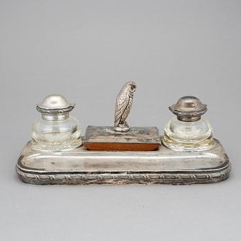 SKRIVBORDSUPPSATS, 4 delar, silver och glas, jugend, CG Hallberg, Stockholm, 1903.