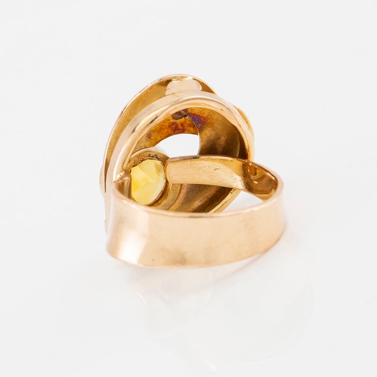 Elon Arenhill, Ring 18K gold with a round faceted yellow sapphire, Malmö 1992.