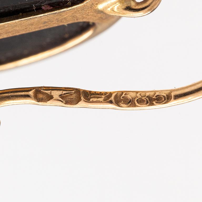 Elis Kauppi, A pair of 14K gold earrings with spectrolites. Kupittaan kulta, Turku.