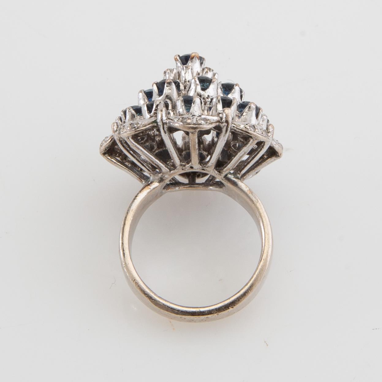 Ring 8K white gold with diamonds and sapphires.