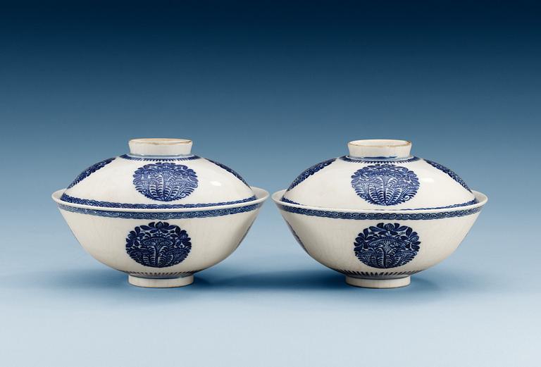 A pair of blue and white bowls with covers, Qing dynasty, Yongzheng (1723-35).