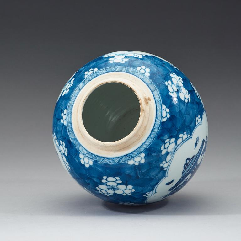 A blue and white jar, Qing dynasty, Kangxi (1662-1722).