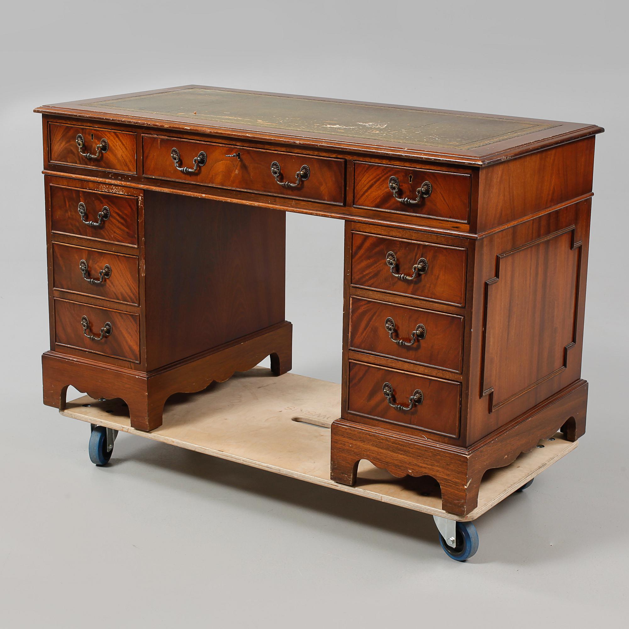 SKRIVBORD, Engelsk stil, 1900-talets andra hälft.