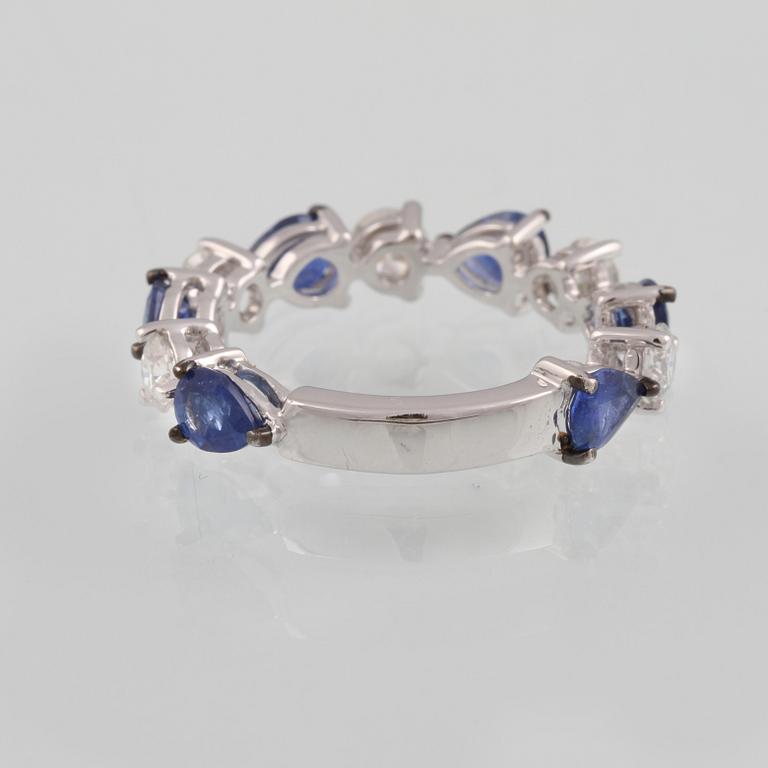 RING, 18K vitguld med briljantslipade diamanter ca 1.00 ct samt droppslipade blå safirer ca 2.21 ct. Vikt 4,5 gram.