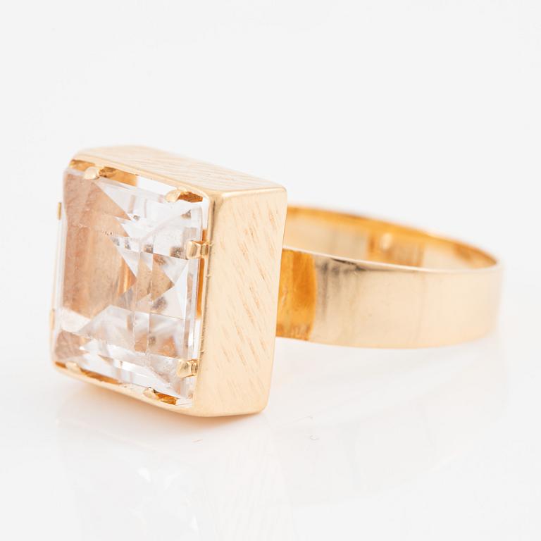 Ring in 18K gold with white synthetic spinel.