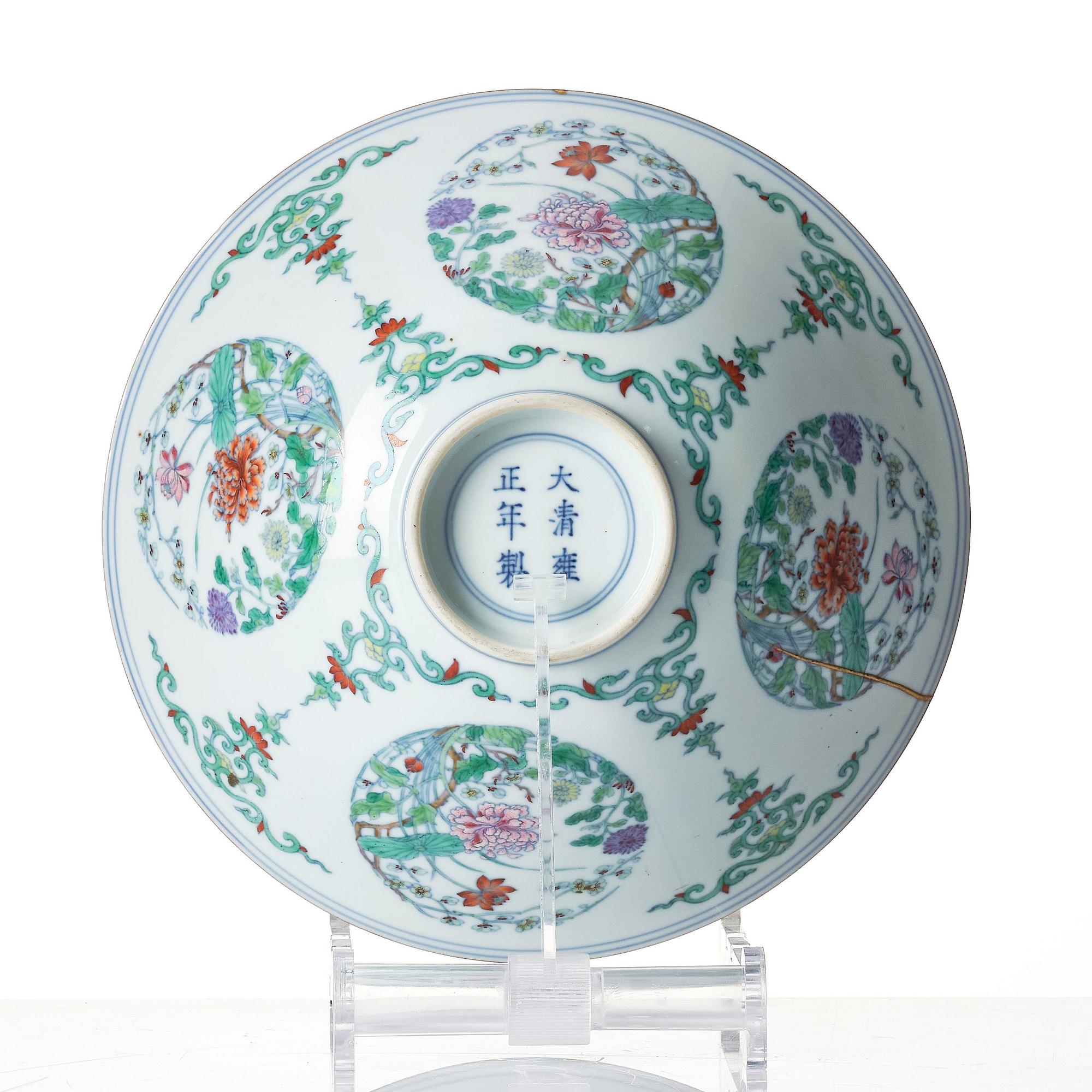 Skål, porslin. Qingdynastin med Yongzhengs märke och period (1723-35).