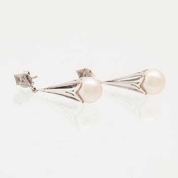 Earrings, a pair of 18K white gold with brilliant-cut diamonds and cultured pearls.