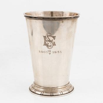 Pokaler, tre stycken, samt en vas, silver, bla Cg. Hallberg, Stockholm 1925.