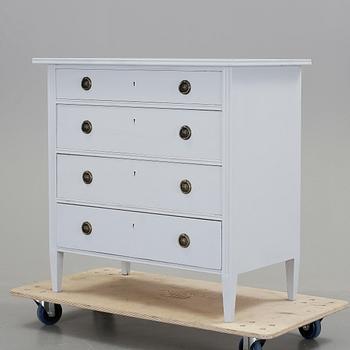 BYRÅ, 4-lådig. 1900-talets början. Gustaviansk stil.