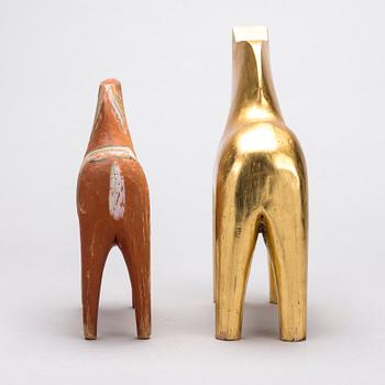 DALAHÄSTAR, 2 st, trä. 1900-talets mitt och 1970-tal.