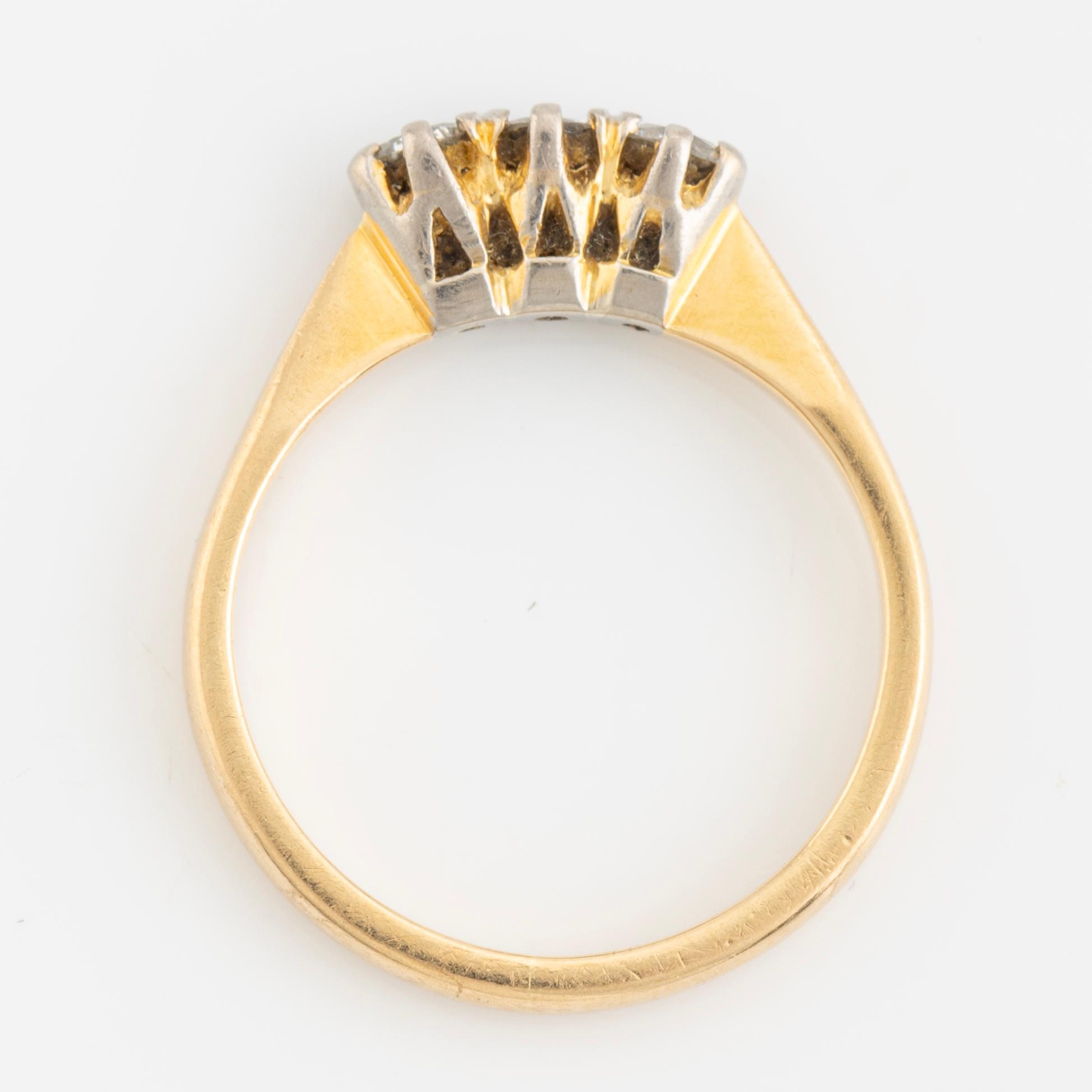 Ring, with three brilliant-cut diamonds.