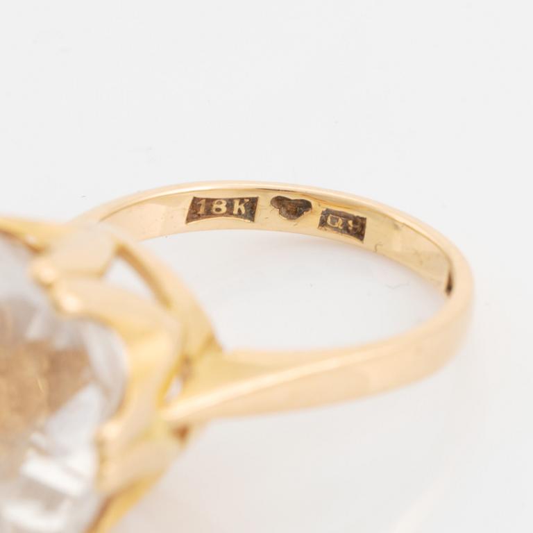 Ring, Sten Gramen, 18K guld och rund fasettslipad bergkristall.