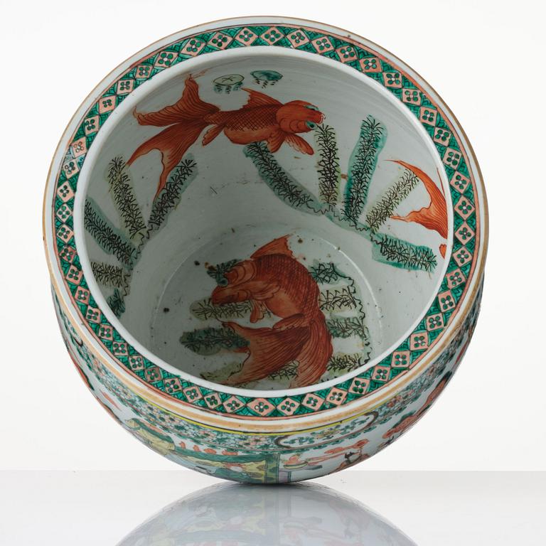 A large famille verte fish basin, Qing dynasty, 19th century.