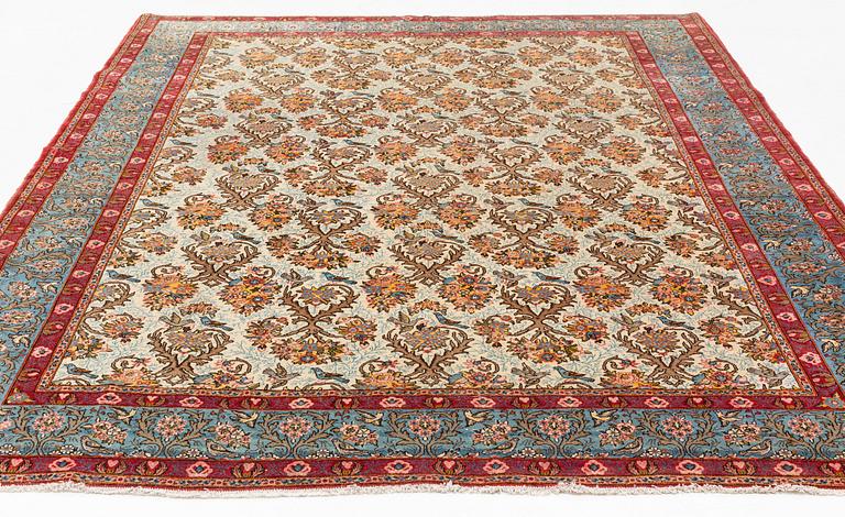 A semi-antique Kashan carpet. 323 x 237 cm.