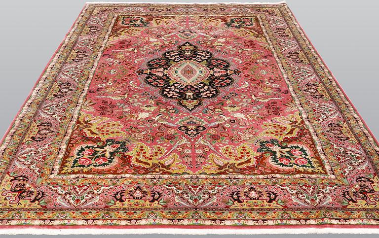 A figural Tabriz carpet, part silk, so-called 50 Radj, c. 290 x 200 cm.