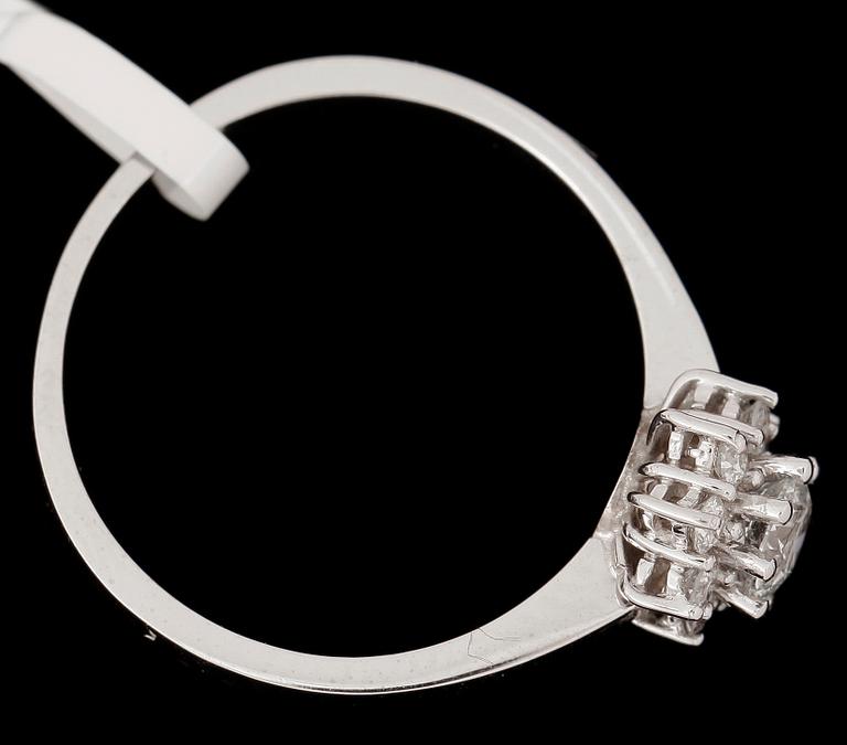 RING, 14k vitguld med briljantslipade diamanter, centralt  ca 0,31 ct samt 8 st tot ca 0,19 ct. Vikt ca 2,74 gram.