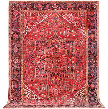 A semi-anqitue Heriz carpet, c. 361 x 262 cm.