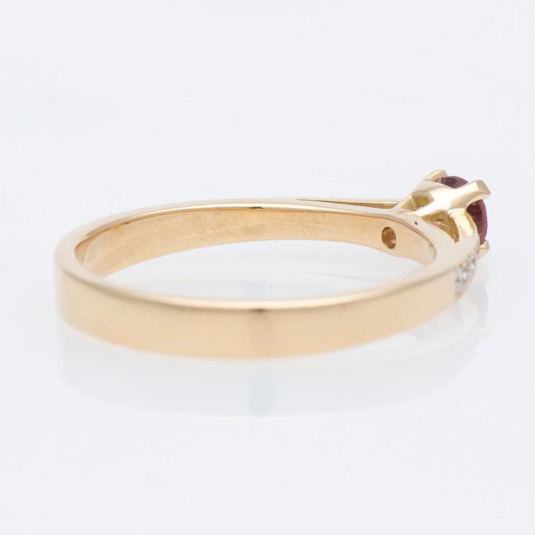 RING, fasettslipad turmalin, diamanter, 14K guld.