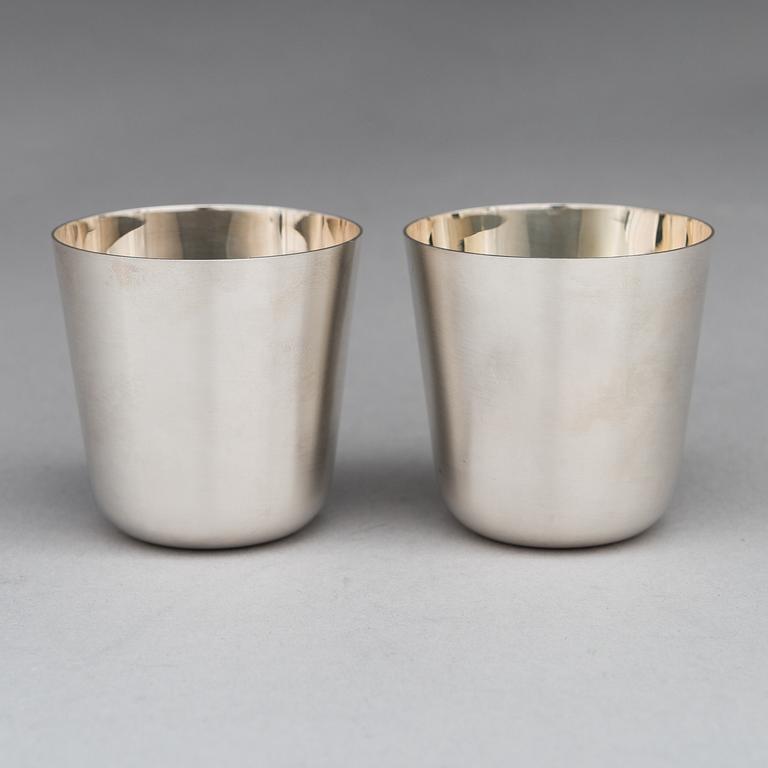 Pekka Piekäinen, A silver punch bowl with ladle and six beakers, marked PP, Auran Kultaseppä, Turku 1975-76.