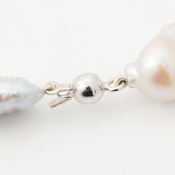 Necklace with cultured baroque freshwater pearls and an 18K white gold clasp.