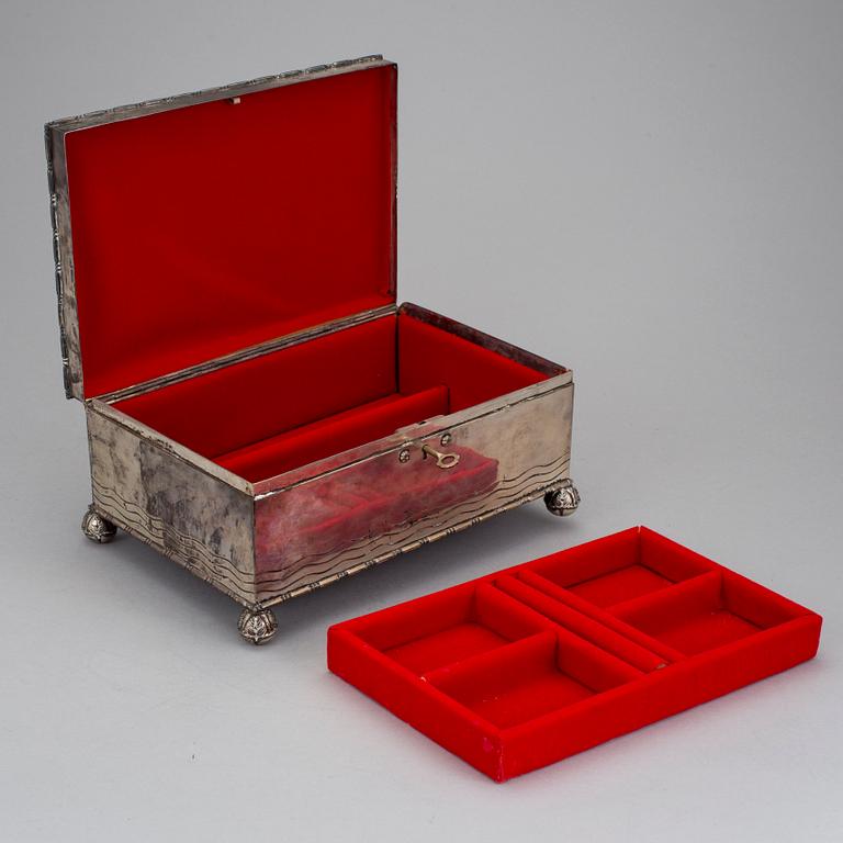 A silver jewelry box by CG Hallberg in Stockholm 1930.