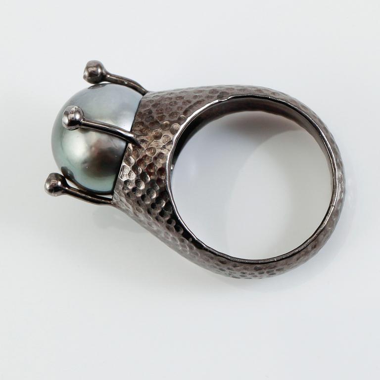 RING, svärtat silver, thaitipärla samt diamanter.
