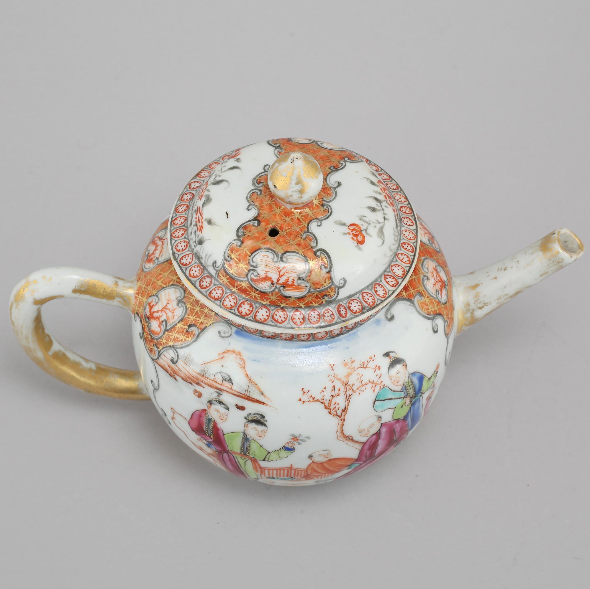 A 18th century chinese porcelian tea pot.