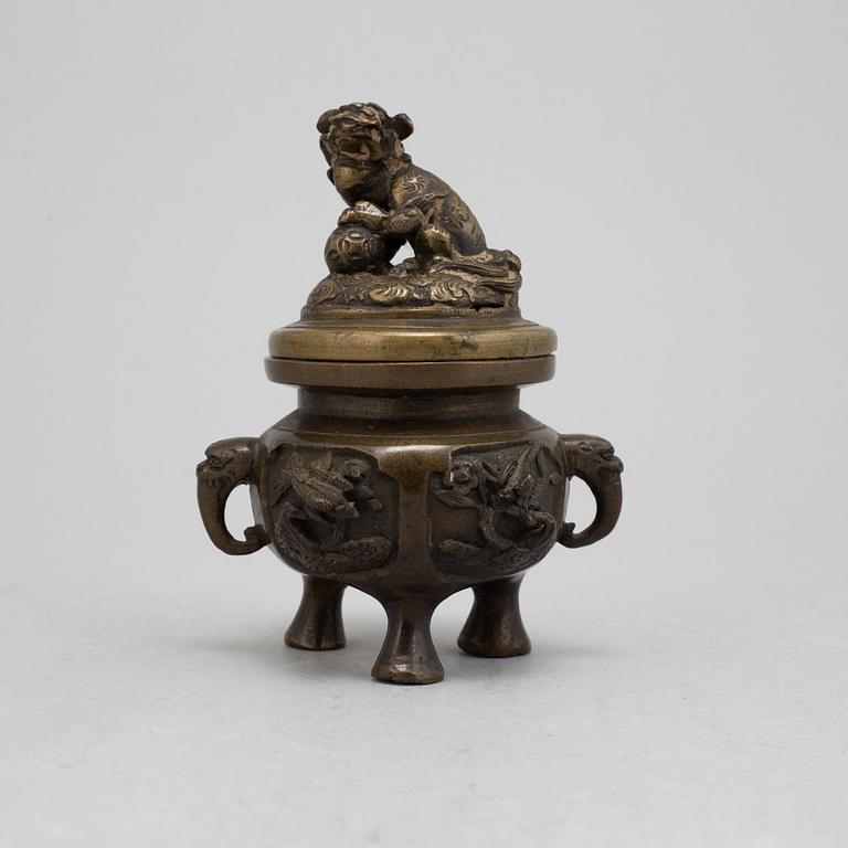 A Chinese bronze censer with lid, Qing dynasty, 19th century.