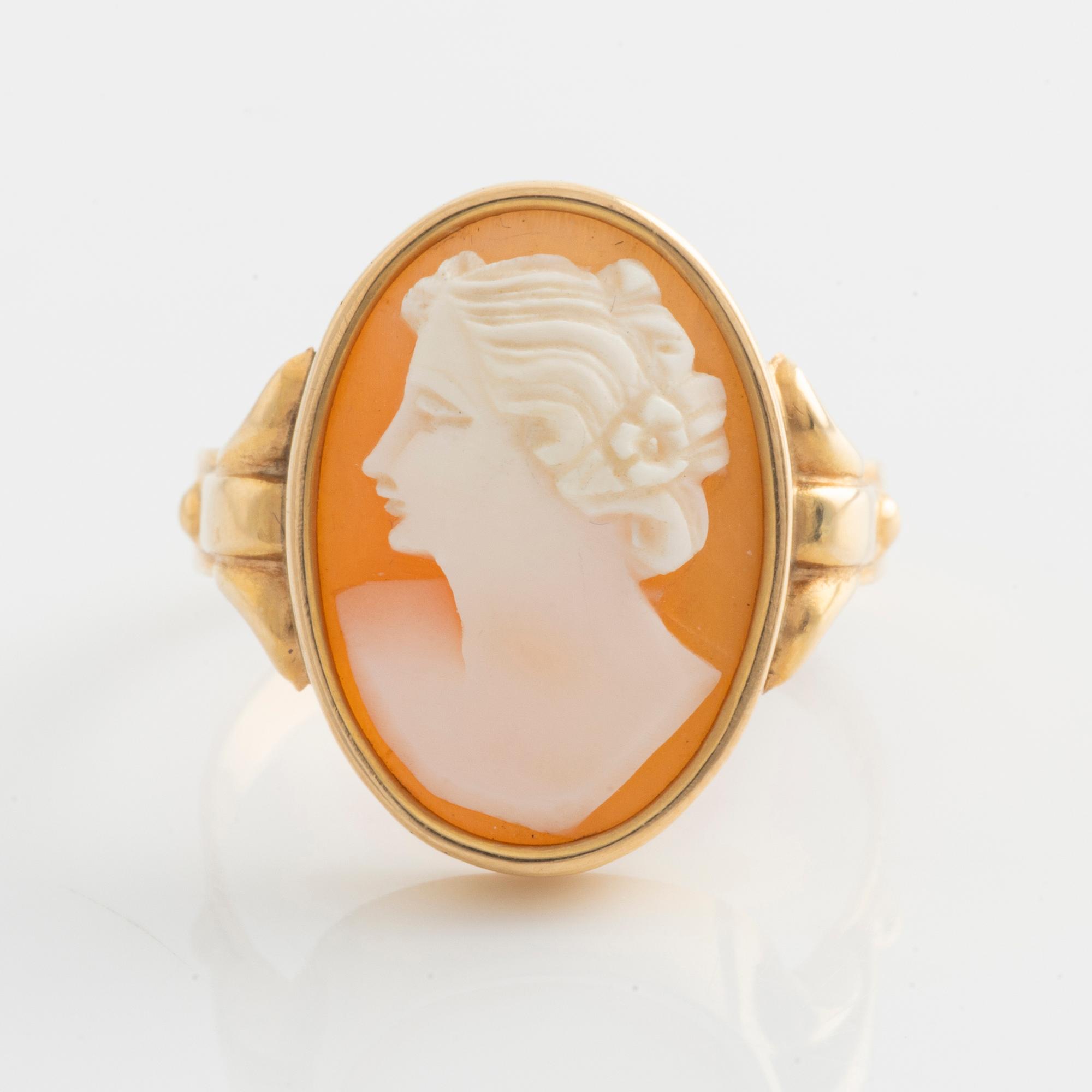 A demi-parure in 18K gold with sea shell cameos.