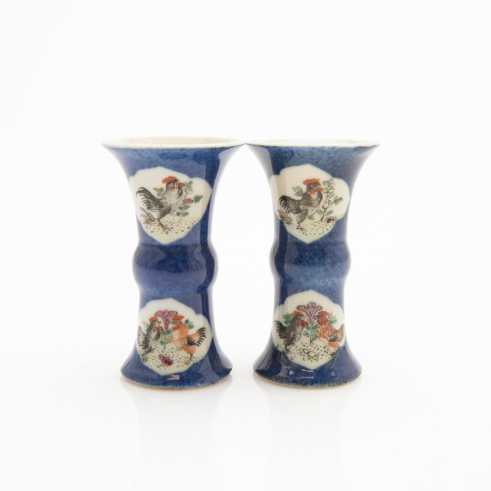 A lot comprising 3 pieces of porcelain, China, Qing dynasty, late 19th/20th century.